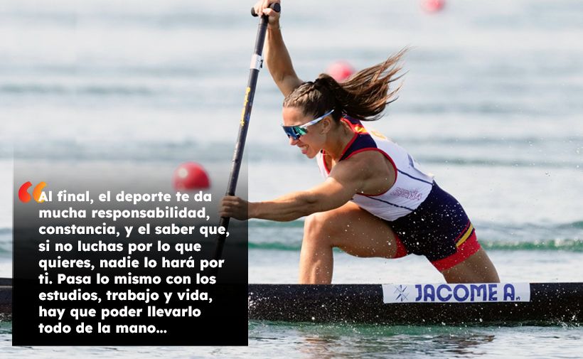 La imagen muestra a Antía Jácome, una canoísta olímpica, practicando piragüismo en el agua. Lleva un uniforme deportivo con los colores de la bandera de España y está remando con fuerza. En la parte inferior derecha de la imagen, se puede ver el nombre "JACOME A." en el costado de la canoa. Antía lleva gafas de sol y su cabello está recogido en una coleta.  En la parte izquierda de la imagen, hay un recuadro con un texto que dice: "Al final, el deporte te da mucha responsabilidad, constancia, y el saber que, si no luchas por lo que quieres, nadie lo hará por ti. Pasa lo mismo con los estudios, trabajo y vida, hay que poder llevarlo todo de la mano..."